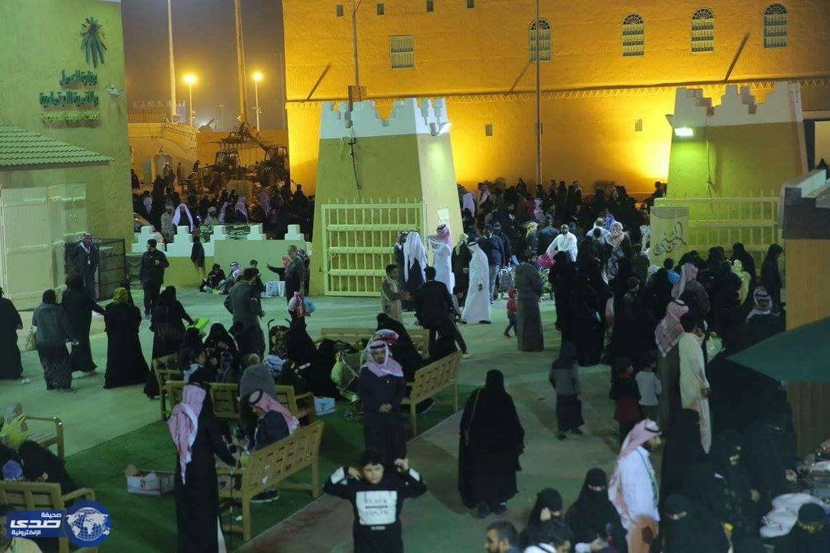 زوار جناح وزارة العمل يتجاوزون 100 ألف زائر وزائرة