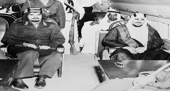 صورة نادرة تجمع الملك سعود والأمير منصور