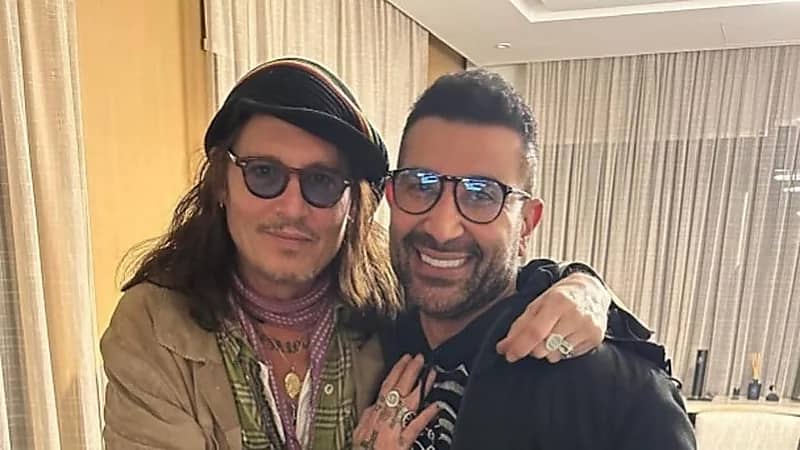 أحمد سعد يفاجئ جمهوره بزيارة جوني ديب له .. صور