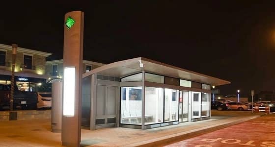 بالصور.. تركيب محطات " حافلات الرياض " في مواقعها