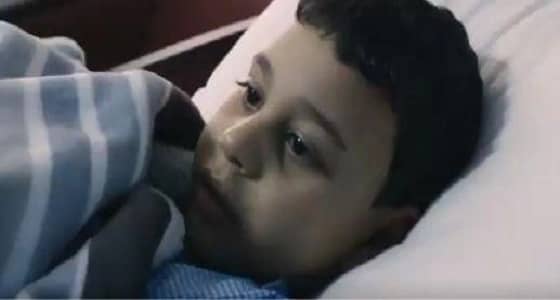 فيديو مؤثر لتعامل أهالي المدينة مع طفل مصري فقد والديه في حادث مأسوي