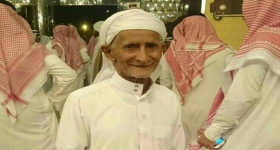 " عمل لديهم 50 عاما " .. أسرة سعودية تقيم مجلس عزاء لعامل يمني