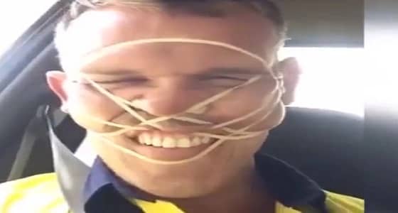 بالفيديو.. موقف محرج لشاب ربط وجهه بالأساتك المطاطية