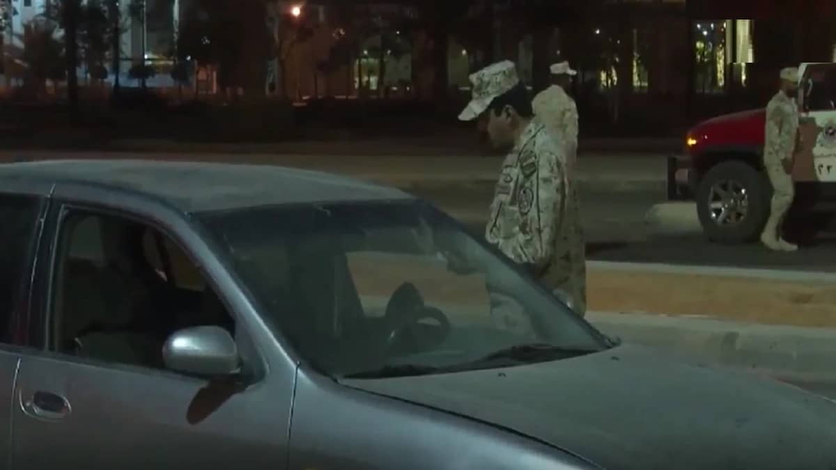 بالفيديو.. لحظة استيقاف أحد المتجولين في وقت ‎منع التجول