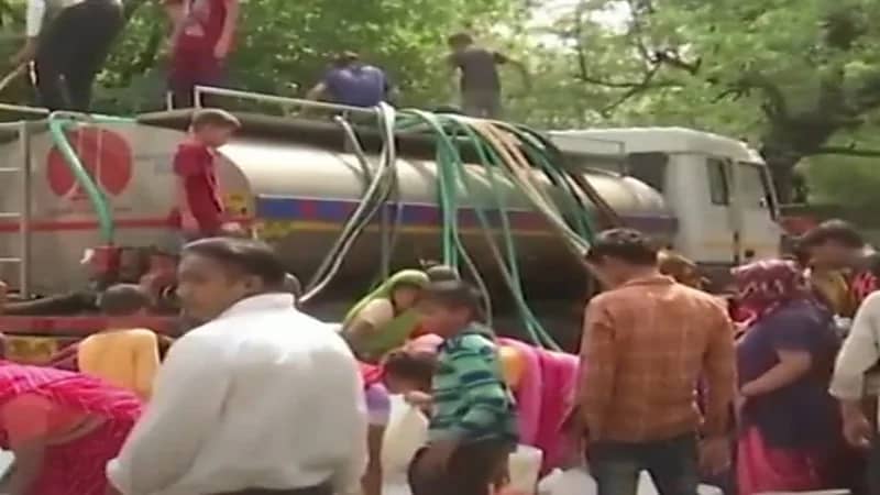 شاهد.. هنود يتهافتون على المياه بسبب موجة حرّ لم تحدث منذ 122 عاما