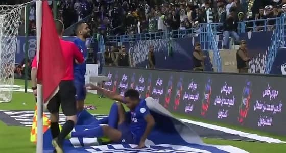 بالفيديو.. علي البليهي يلتحف باللوحة الإعلانية بعد تسجيله للهدف الحاسم 