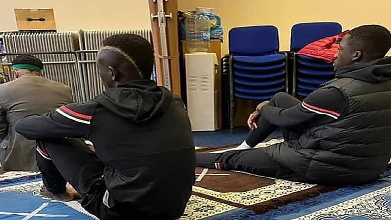 ثنائي ليفربول "ماني وكوناتي" يستمعان لمحاضرة دينية (صورة)