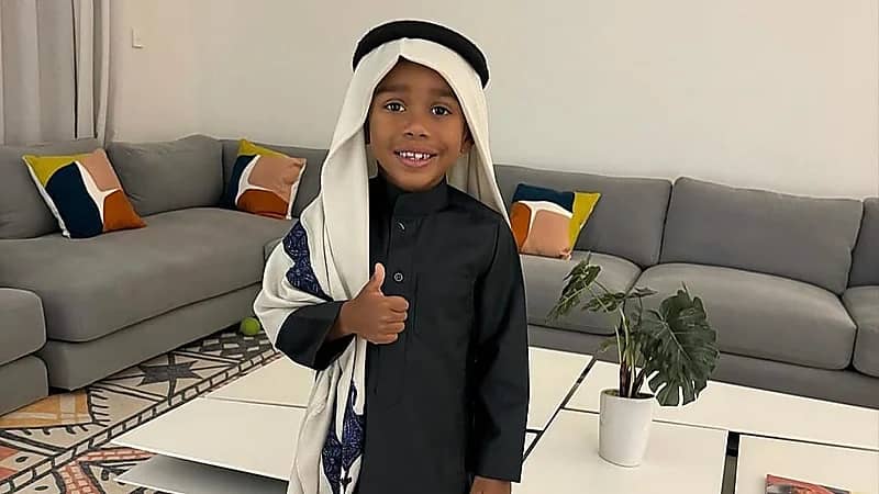 نجل تاليسكا يرتدي الزي السعودي .. صورة