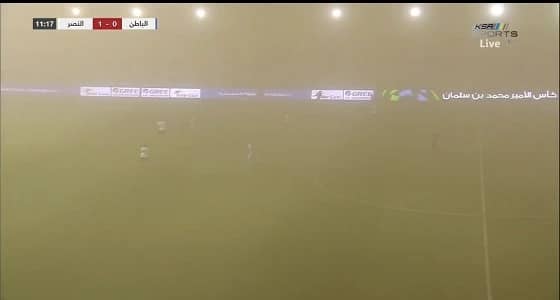 توقف مباراة النصر والباطن وخروج اللاعبين إثر التقلبات الجوية