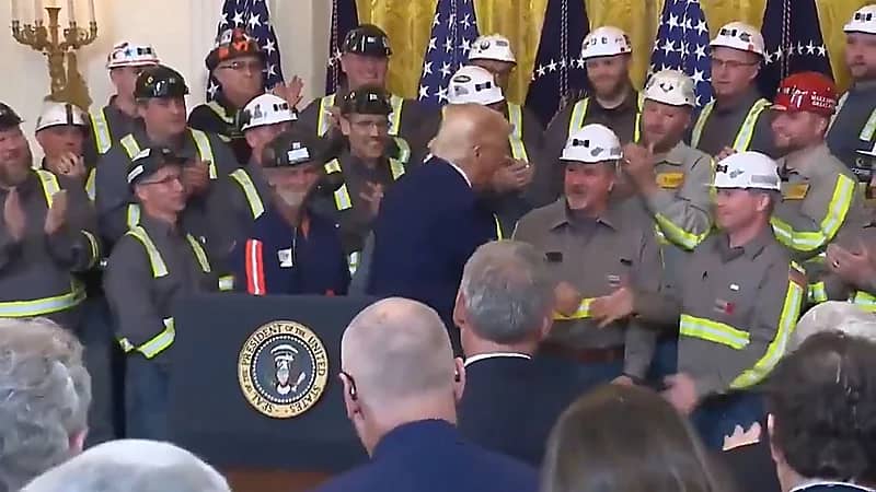 ترامب يوقع على أمر تنفيذي لزيادة إنتاج الفحم الملوث للبيئة .. فيديو