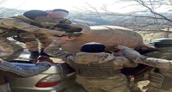 صورة توضح جنود أتراك وهم يسرقون الآثار في عفرين