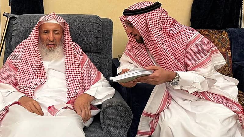 آخر صورة للمفتي العام عبدالعزيز آل الشيخ قبل وفاته… شغف بالعلم حتى أيامه الأخيرة