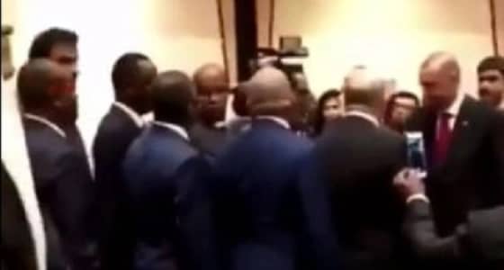 بالفيديو .. تميم يهين نفسه في حفل تنصيب أردوغان