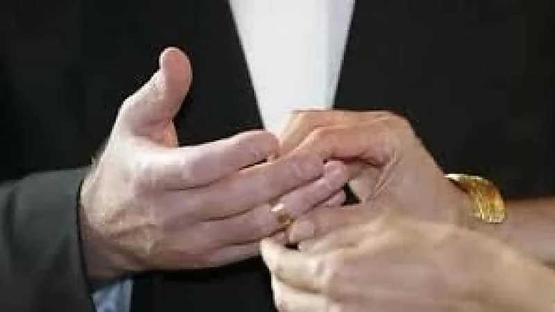 بالفيديو.. أب يلفظ أنفاسه بعد مشاجرة مع الخطيب وابنته تستغيث