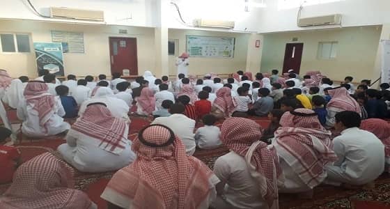 بالصور.. للمرة الثانية طالب يؤم معلميه وزملائه في صلاة الاستسقاء بإحدى قرى أضم