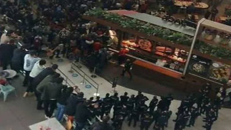 بالفيديو.. احتجاجات وفوضى داخل مطار أسطنبول بسبب إلغاء الرحلات