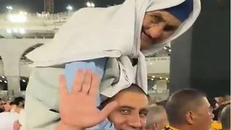 فيديو يخطف القلوب لمعتمر يحمل أمه على كتفيه