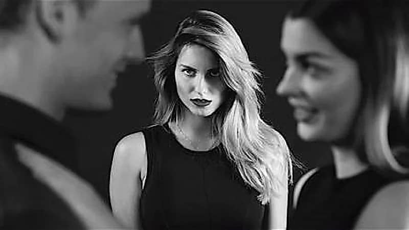 فتاة تتسبب بعاهة مستديمة لأخرى بسبب الغيرة