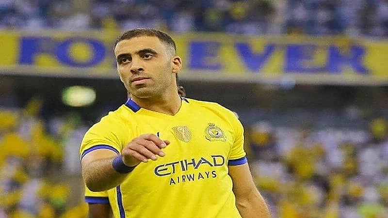 مشجع نصراوي يبيع قميص حمدالله لسداد مخالفات ساهر