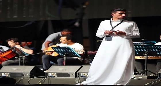 تفاعل جماهيري واسع مع الأمير أحمد بن سلطان في أول ظهور علني له كمُلحن