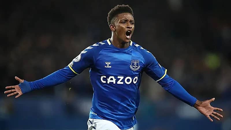 الشباب يقترب من ضم نجم إيفرتون