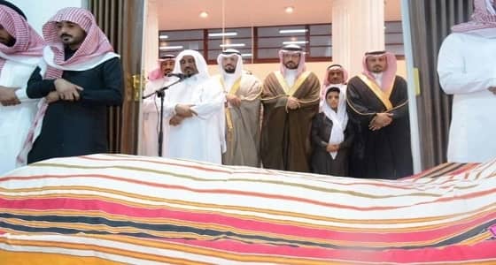 بالصور.. وكيل إمارة منطقة جازان يؤدي صلاة الميت على الشهيد وكيل الرقيب غازي