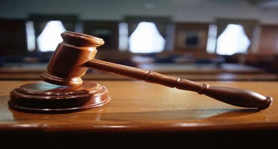 السجن 10 سنوات لمتهمين بتعرية سيدة في الشارع