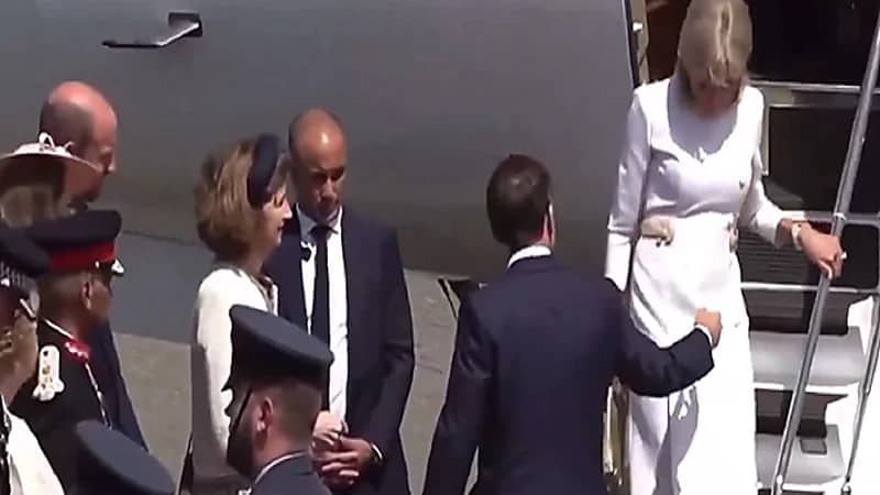 زوجة ماكرون تحرجه مجددًا لحظة نزولها من طائرة.. فيديو