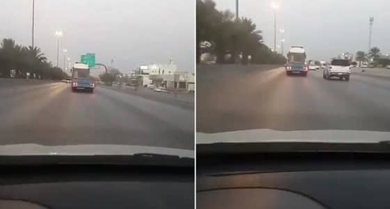 استهتار قائد شاحنة على الدائري الجنوبي (فيديو)