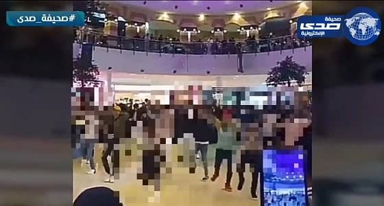 شاهد.. عرض راقص في أحد المجمعات الشهيرة بالرياض