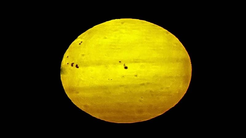 رصد بقع شمسية عملاقة من سماء عرعر