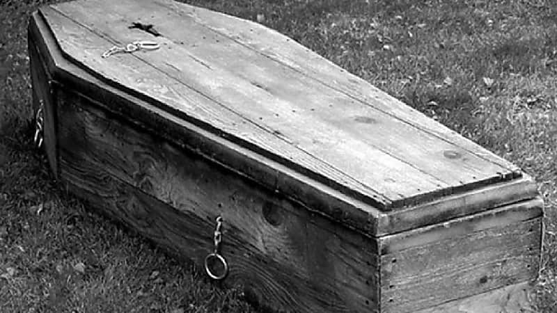 طلقات رصاص تستهدف جنازة.. و المشيعيين يتركون النعش وسط الطريق "فيديو"