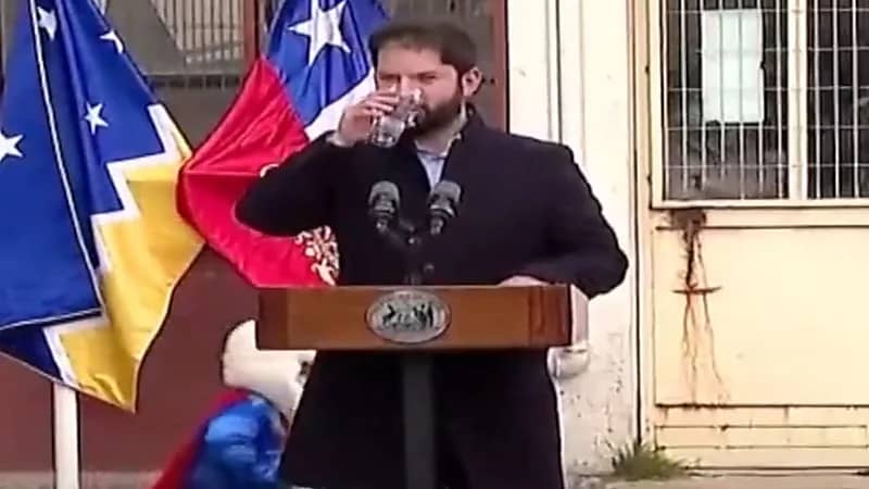 بالفيديو.. طفل يحوم بدراجته حول الرئيس التشيلي