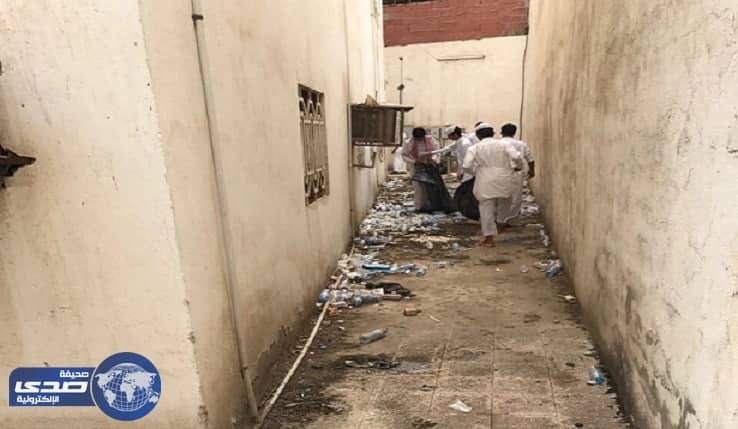 ثانوية ثقيف تقدم برنامج توعية لتنظيف ساحة المدرسة الخارجية