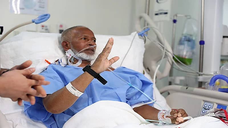 ساعة ذكية لمتابعة الحالة الصحية للحجاج المرضى أثناء أداء مناسك الحج