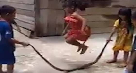 فيديو لا يصدق..أطفال يمرحون على لعبة قفز الحبل بإستخدام حية ضخمة