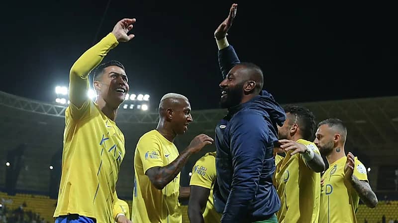 رونالدو يحتفل مع وليد عبدالله بـ العرضة .. فيديو