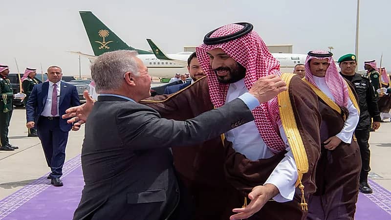 ملك الأردن يغادر نيوم وولي العهد في مقدمة مودعيه.. فيديو