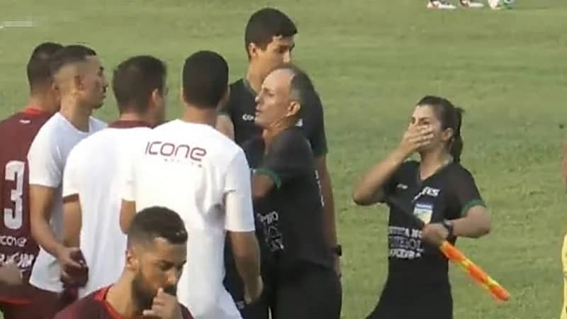 بالفيديو.. مدرب يعتدي على حكمة راية بالضرب خلال إحدى المباريات