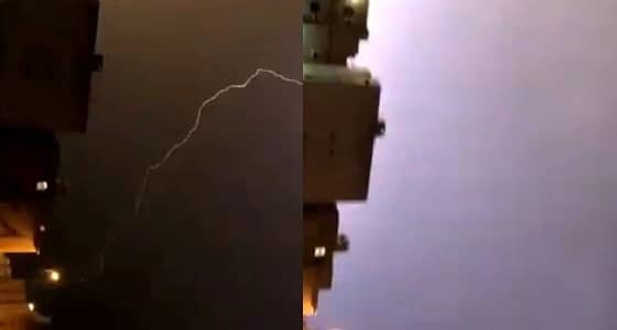 شاهد.. لقطة مُهيبة للبرق في سماء العاصمة المقدسة