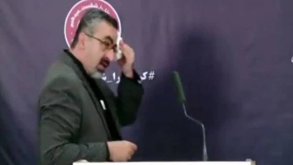 شاهد.. المتحدث باسم الصحة الإيرانية يتصبب عرقا