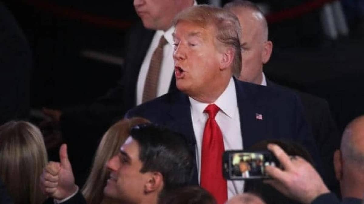 مصاب بـ «كورونا» يقترب من ترامب ويثير الزعر في مؤتمر سياسي