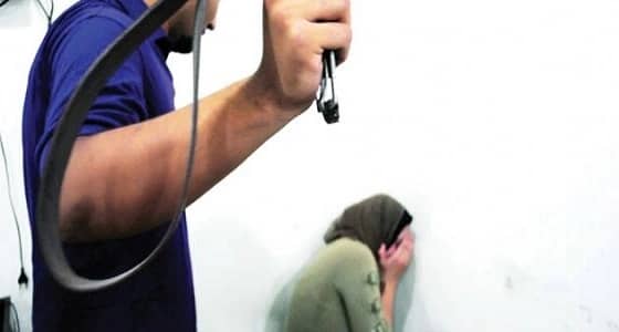 رجل يضرب زوجته بالحزام لسرعة نبضها