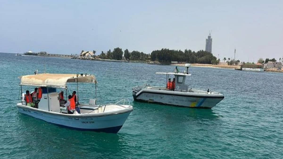 إنقاذ 8 مواطنين تعطلت واسطتهم البحرية في عرض البحر