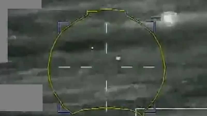 بالفيديو.. "التحالف" يوثق لحظة اعتراض وتدمير مسيرتين بالأجواء اليمنية