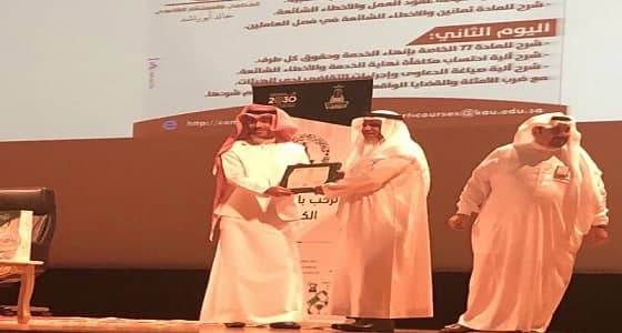 القانوني خالد أبو راشد يكشف عقوبة إرسال المرأة صورها بكامل زينتها