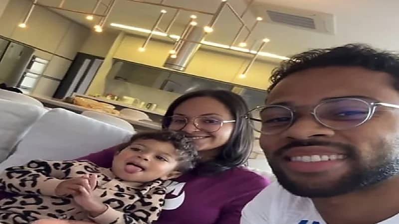 لودي في لقطة عائلية مع ابنته وزوجته