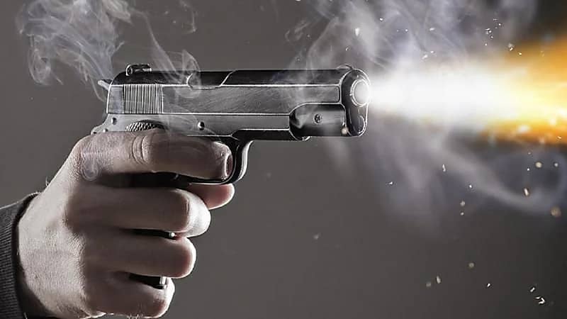 شاب يقتل صديقيه من أجل المال