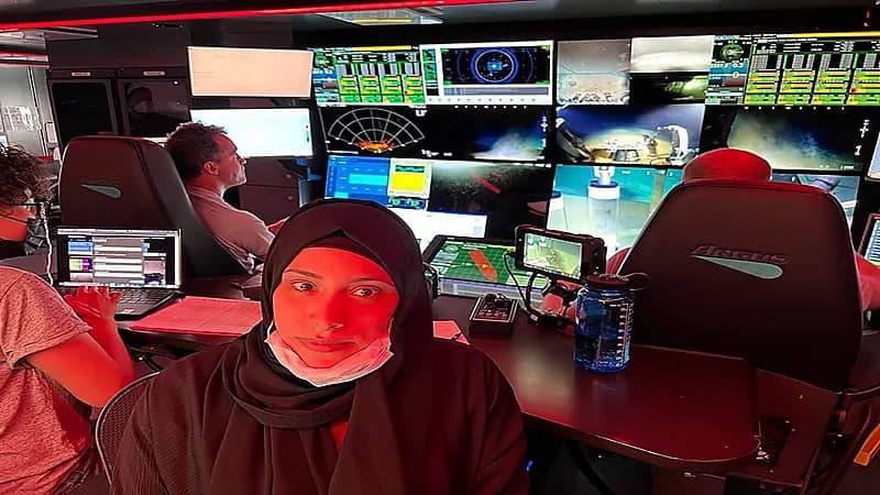 السعودية أفراح العثمان..أول عربية تقود غواصة غير مأهولة