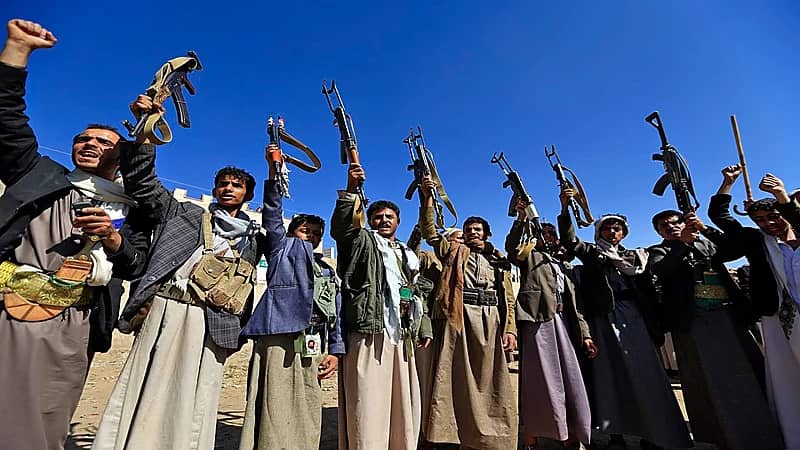 مليشيا الحوثي الإرهابية تتسبب في فقدان طفل بصره